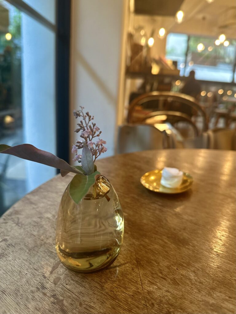 テーブルに置かれた小さな花瓶と花。忙しい日常の中でリラックスできる心地よい空間。