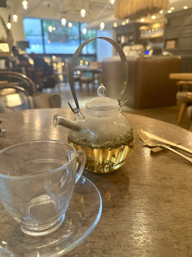 表参道のオーガニックカフェでカップに注がれたハーブティー。心と体をゆるめる一杯。