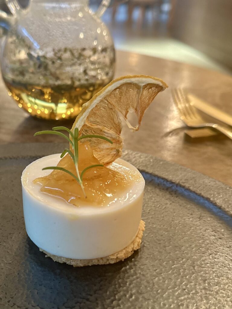 レアチーズ風の豆腐レモンケーキとハーブティーのセット。腸活にやさしいスイーツ。